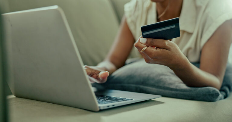 mujer realizando compra online
