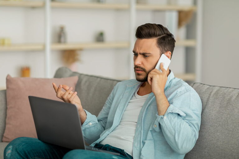 hombre hablando con atención al cliente telefónica