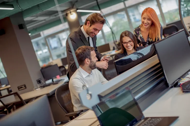 equipo de ventas en una oficina